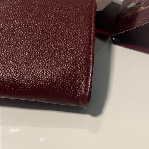 New Women's Chloé Burgundy Gold Buckle
Cosmetic Pouch Bag with 6- perfume sample - Picture 6 of 17